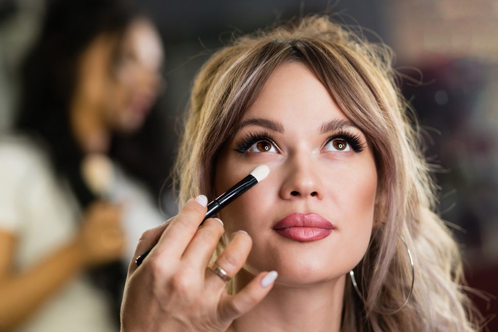 Aplicando maquillaje con brocha