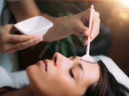 Mujer aplicando sesión de estética en la piel