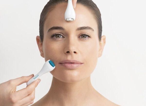 Tratamiento facial aplicado a mujer